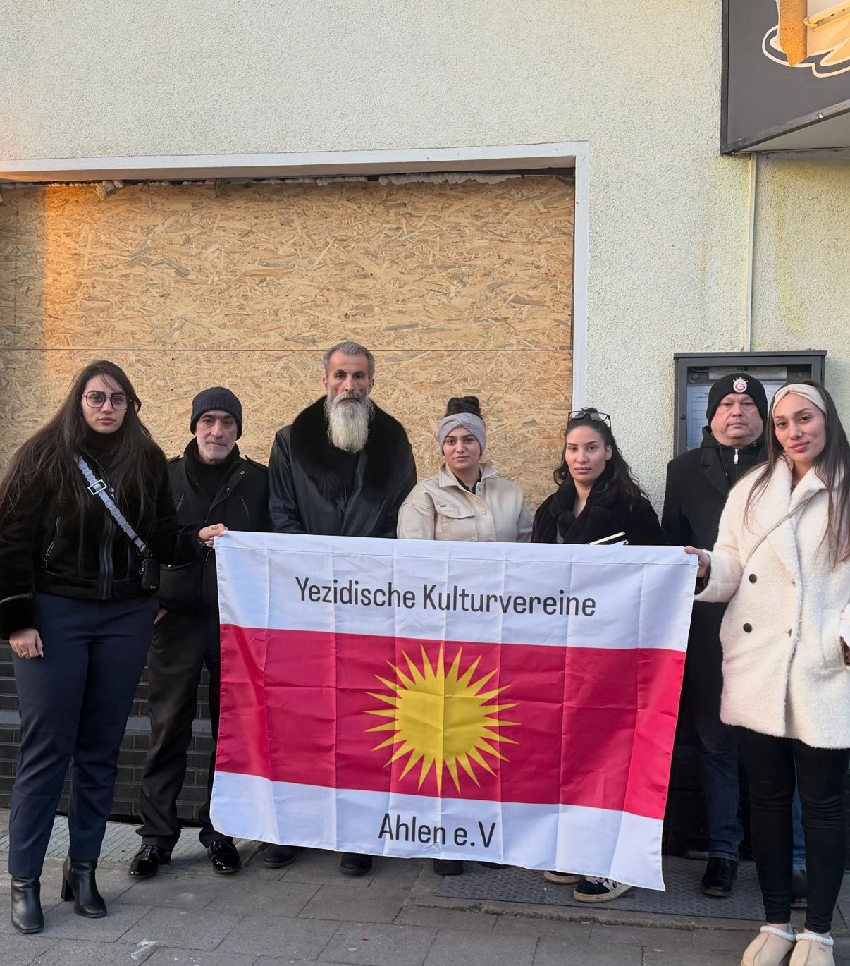 Mitglieder mit Vereinsflagge