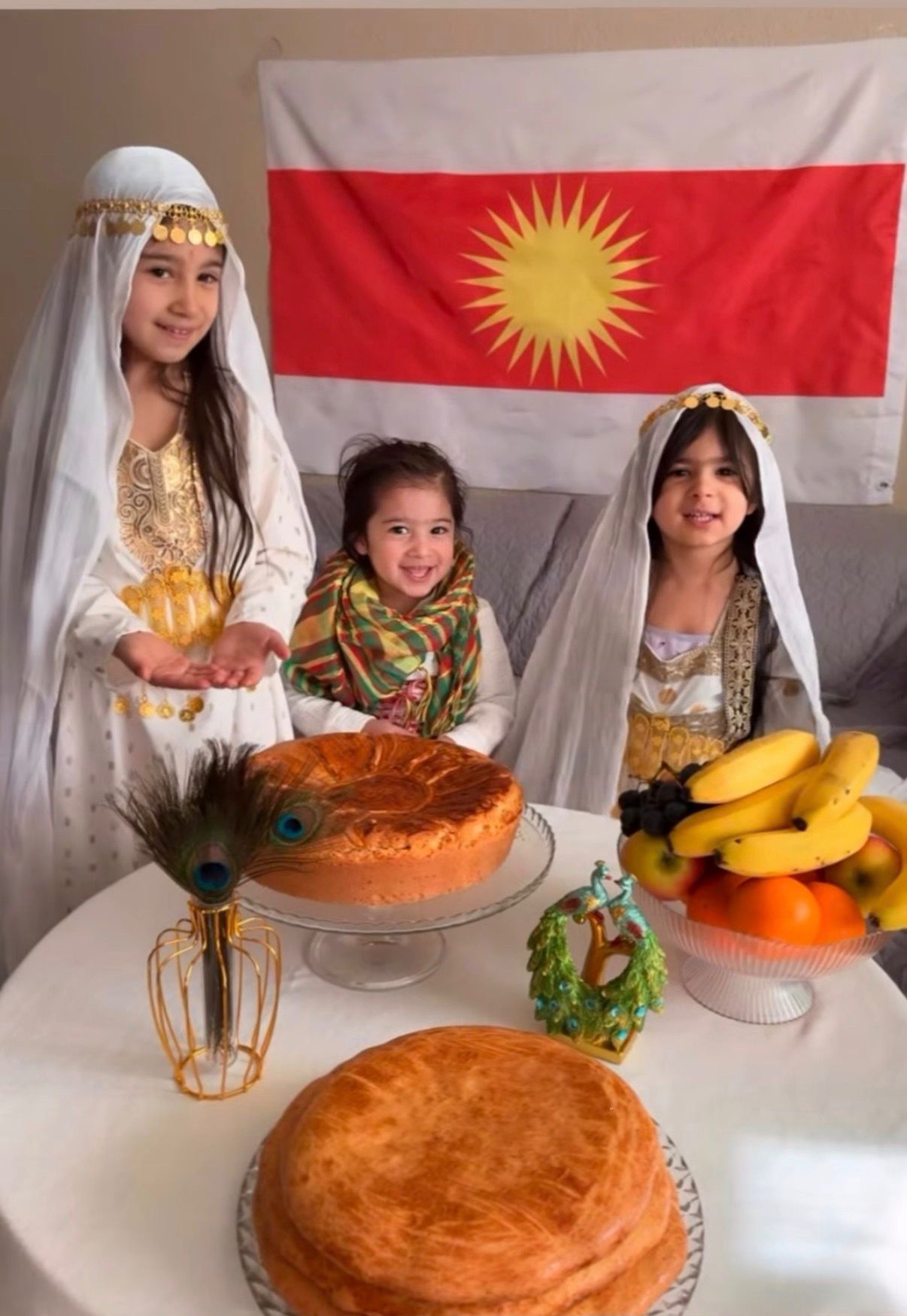 Kinder in yezidischer Tracht
